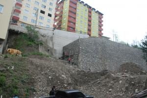 FATSA ŞEREFİYE MAHALLESİNDE ÇÖKEN PERDE DUVAR KISA BİR SÜREDE YAPILDI