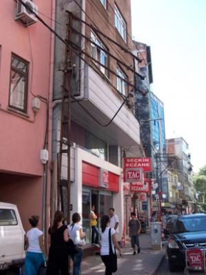 ŞEHİRİÇİNDE TEHLİKELİ ELEKTİRİK DİREĞİ