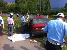 LASTİĞİ PATLAYAN OTOMOBİL ÇÖP KONTEYNIRINA ÇARPTI: 2 ÖLÜ, 1 AĞIR YARALI…