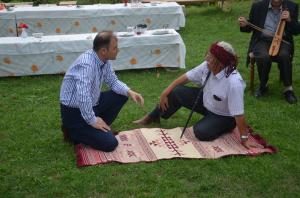 VALİ GAYDE OYUNUNU ÇOK BEĞENDİ