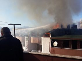 ÇATI YANGINI KORKUTTU, 5 BELEDİYE’NİN İTFAİYESİ YANGINA MÜDAHALE ETTİ