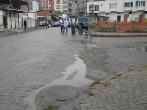 SU BİRİKİNTİLERİ VATANDAŞLARI ÇİLEDEN ÇIKARTIYOR
