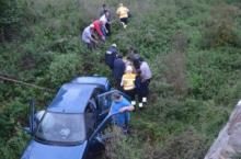 VİRAJI ALAMAYAN OTOMOBİL 5 METRE UÇURUMDAN AŞAĞI DÜŞTÜ