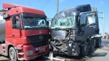 TIR'LA ÇARPIŞTI 3 KİŞİ YARALANDI