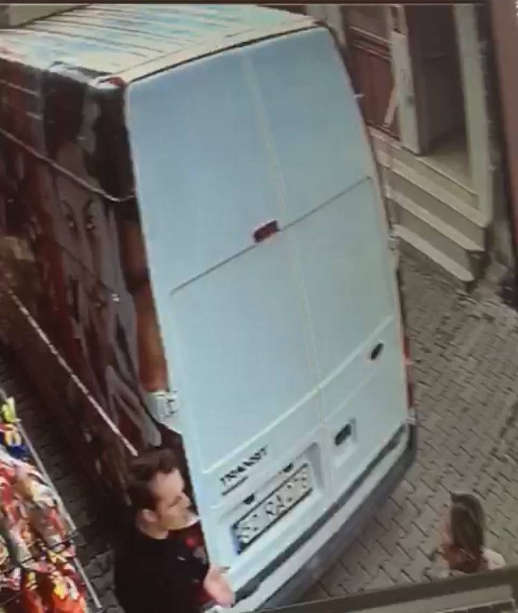 Görme engelli vatandaşa minibüs çarptı