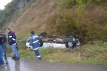 VİRAJI ALAMAYAN KAMYONET TAKLA ATTI 1 KİŞİ YARALANDI