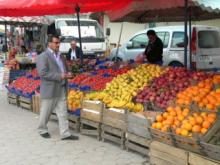 İlçemiz pazarındaki hareketlilik, pazarcı esnafını memnun ediyor