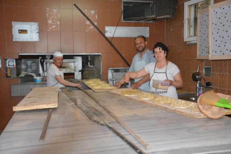 Sevinç Sağlam, ev işlerinin yanısıra eşinin işlerine de yardımcı oluyor... Hem mutfakta, hem tezgahta