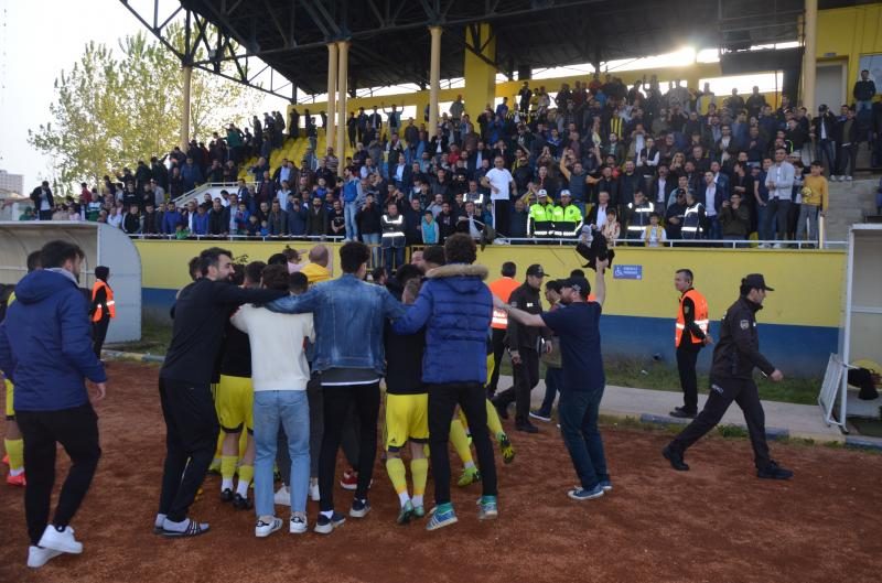 Onur mücadelesi veren futbolcularımızı kutluyorum