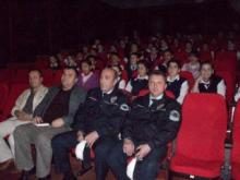 POLİSTEN ÖĞRENCİLERE JEST