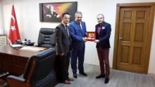 KIZILAY'DAN KAYMAKAM'A PLAKET